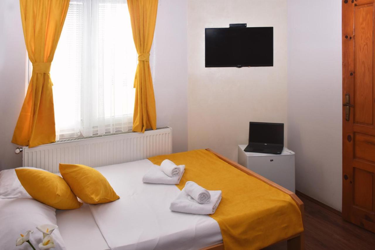 Guest House Villa Mir Kragujevac Bagian luar foto