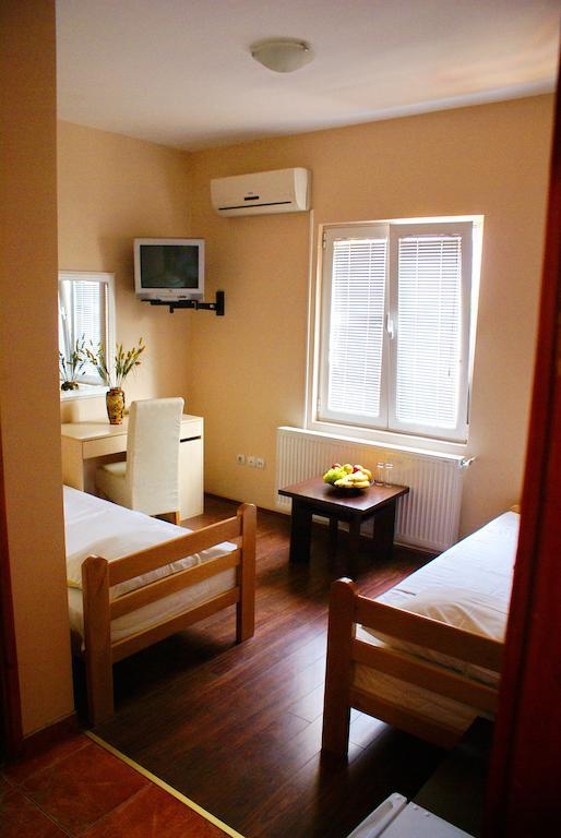 Guest House Villa Mir Kragujevac Bagian luar foto